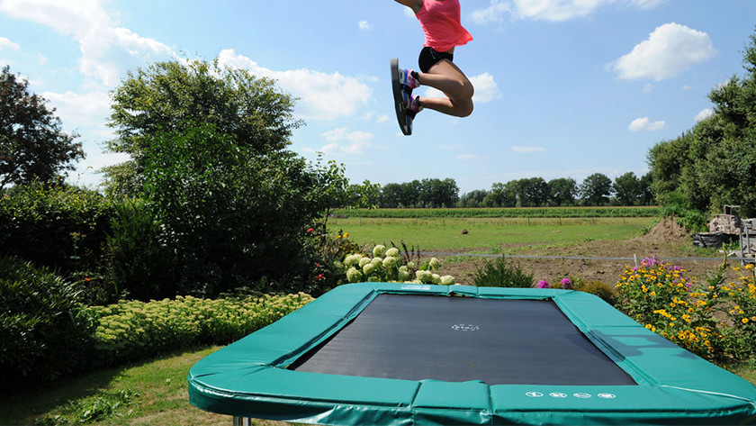 Afbeelding voor inground-oppoten: trampoline tuin zichtbaar