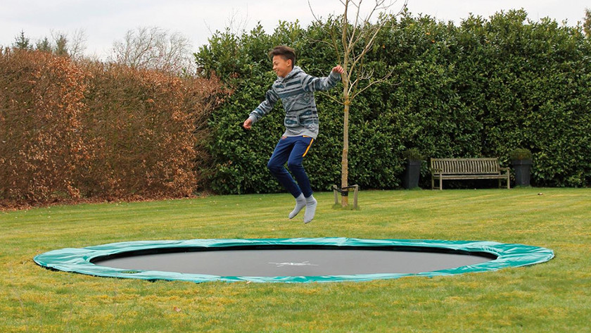 Afbeelding voor inground-oppoten: trampoline tuin opvallen